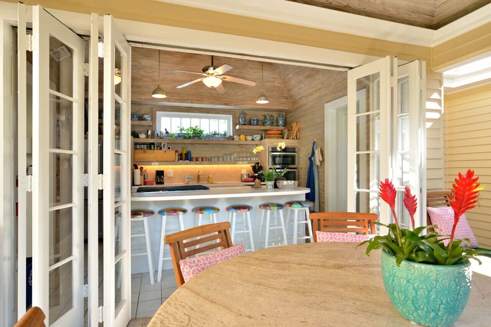 kitchen / bar