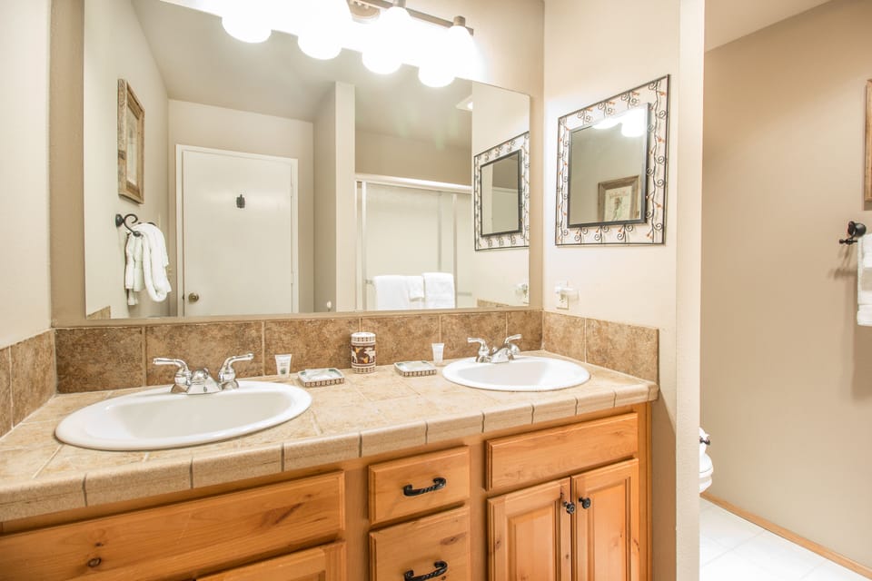 Master Suite Private Bath / Double Sinks