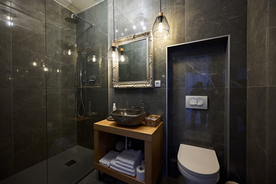 Deluxe Double Room, 1 King Bed (Hiša Ančka Boutique Hotel) | Bathroom | Shower, free toiletries, hair dryer, slippers