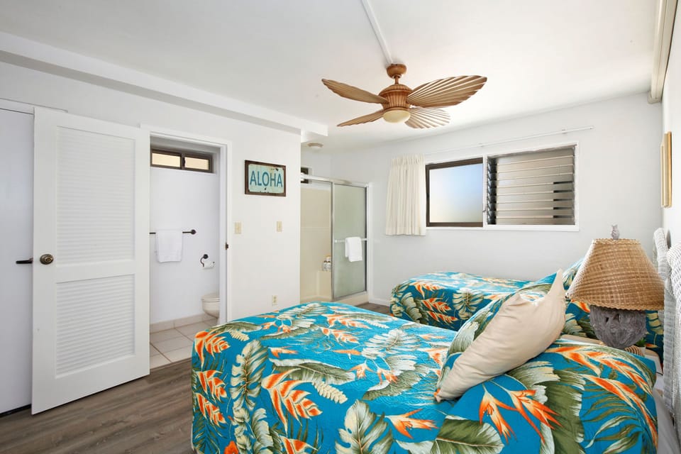 GUEST BEDROOM. TWO TWINS. A/C. ENSUITE SHOWER.