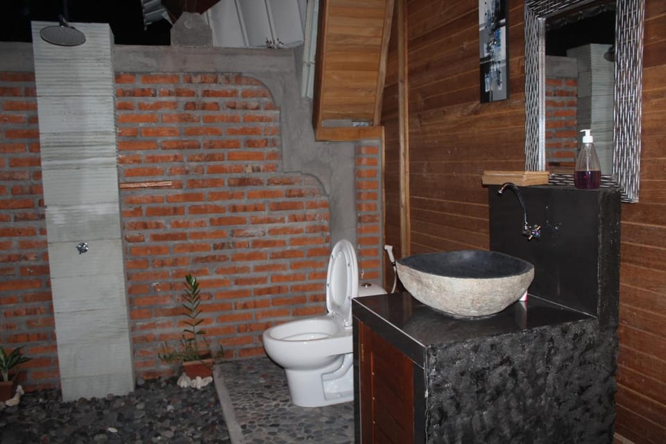 Shower, free toiletries, towels