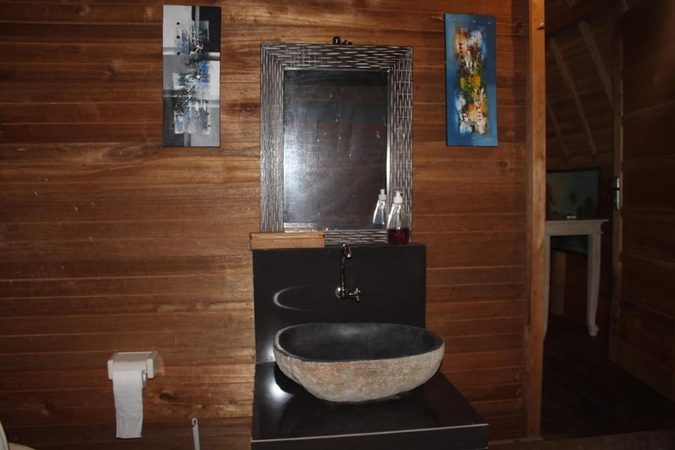 Shower, free toiletries, towels