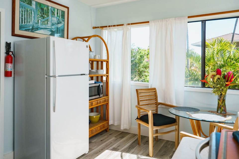 BLUE HAWAII KITCHEN SEATING  AREA