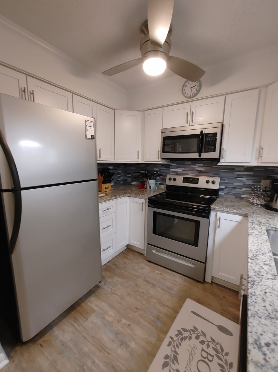 Full equipment kitchen with Hamilton Beach Flex Brew with single serve/full pot.