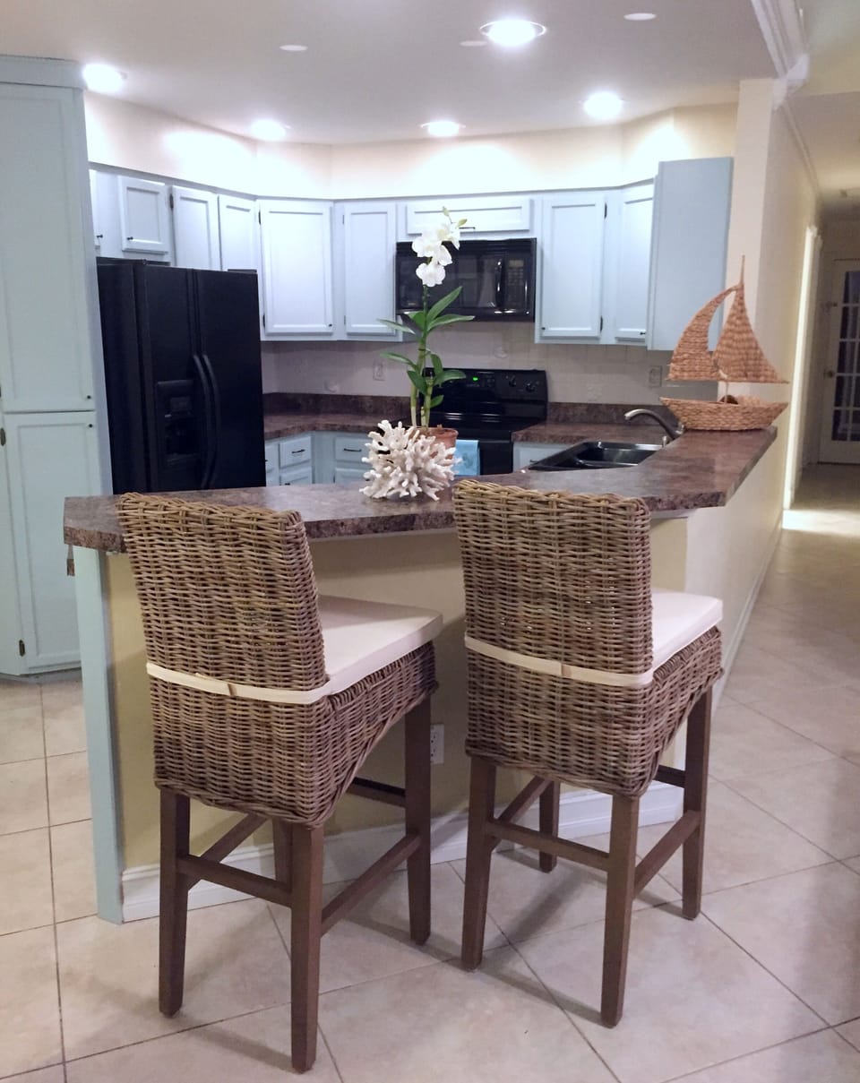 Coastal kitchen and bar.