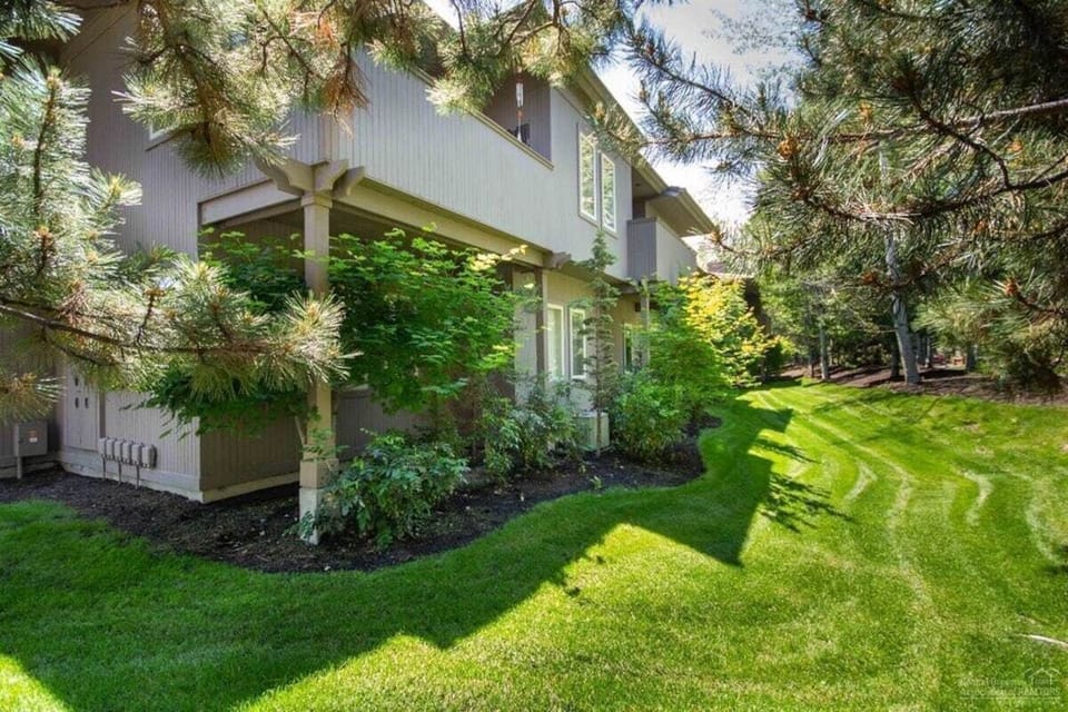 MODERN REMODELED TOWNHOME IN THE GATED COMMUNITY OF BROKEN TOP