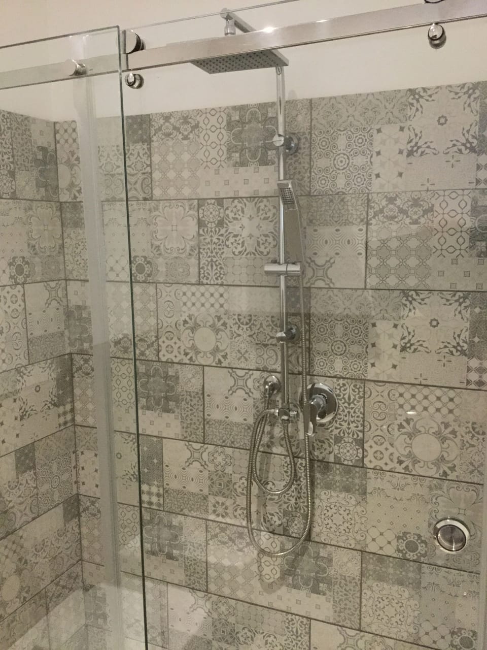 Deluxe Double Room | Bathroom shower