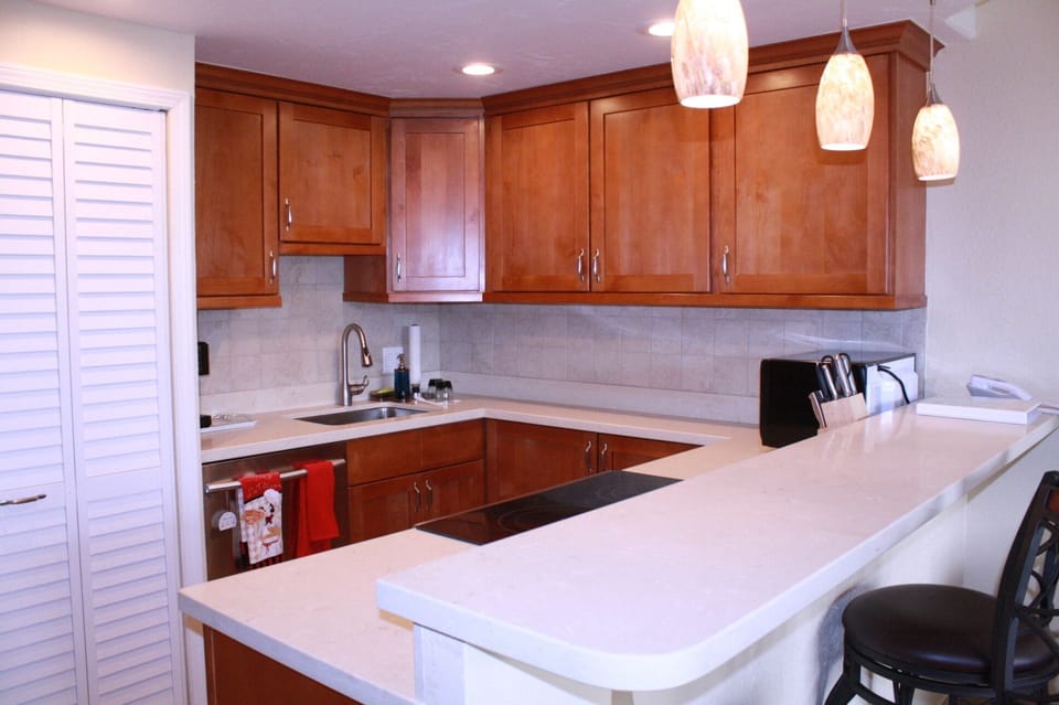 Maui Vista 1122 nicely updated kitchen with washer dryer closet