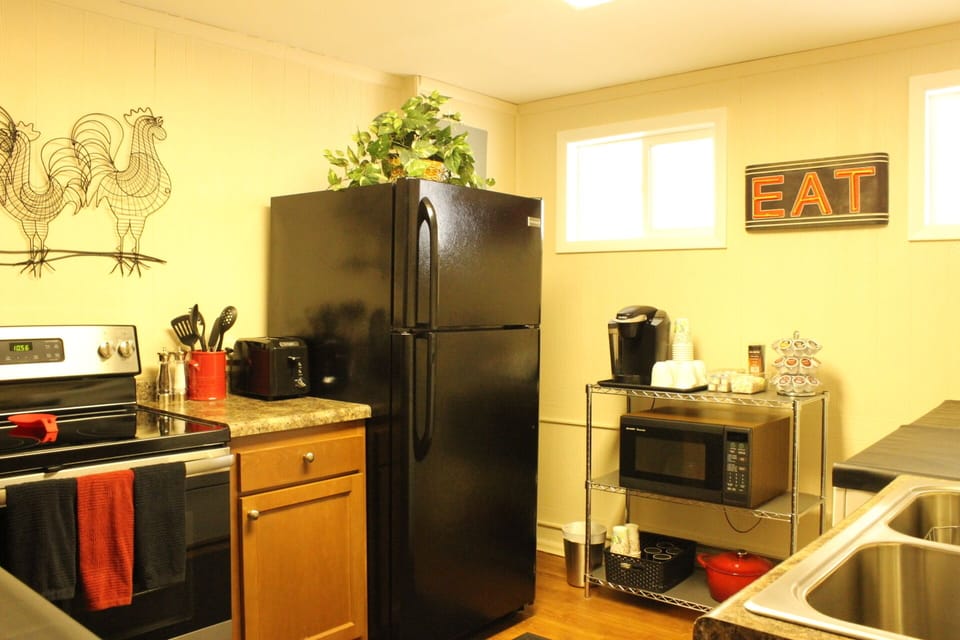Kitchen includes a Keurig coffee maker, plus a washer/dryer!