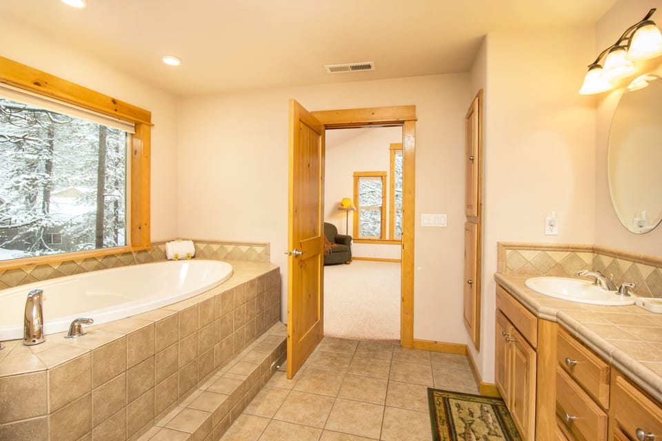 Master Suite #1 Bath / Large Soaker Tub /  Separate Shower / Double Sinks 