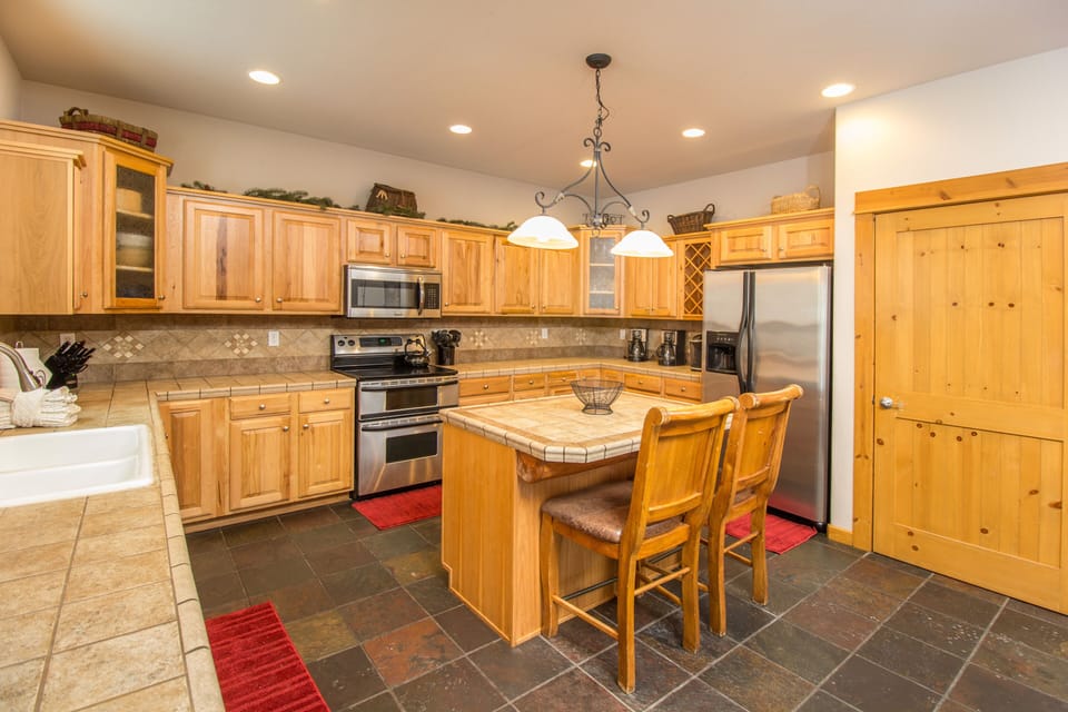 All Stainless Appliances / Lots of Counter Space / Large Pantry