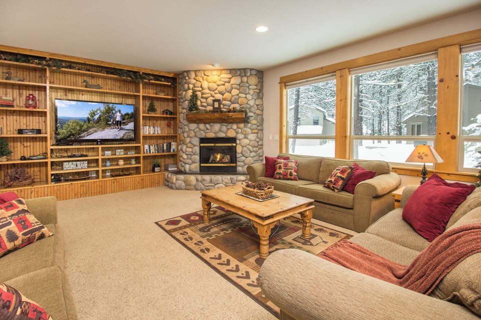 Beautiful Great Room / River Rock Fireplace /  Comfortable Lodge Furniture