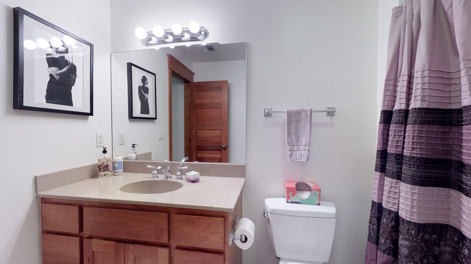 On suite full bath with shower and tub and walk in closet.