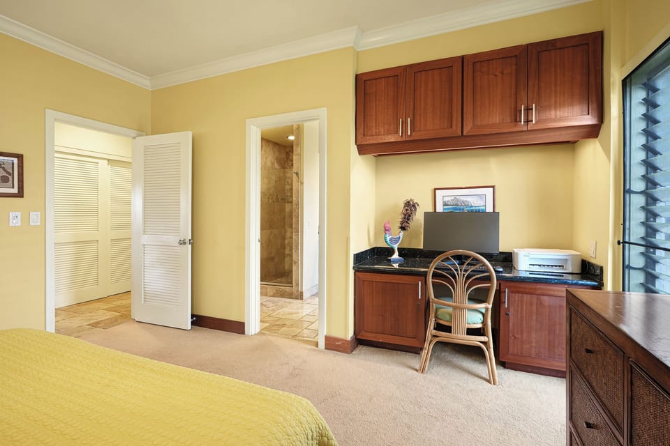 GUEST BDRM - KING BED - A/C - ENSUITE BATH - GARDEN VIEW