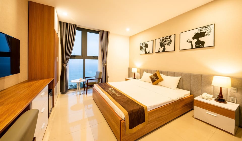 Deluxe Double Room, Ocean View | Minibar, in-room safe, desk, soundproofing