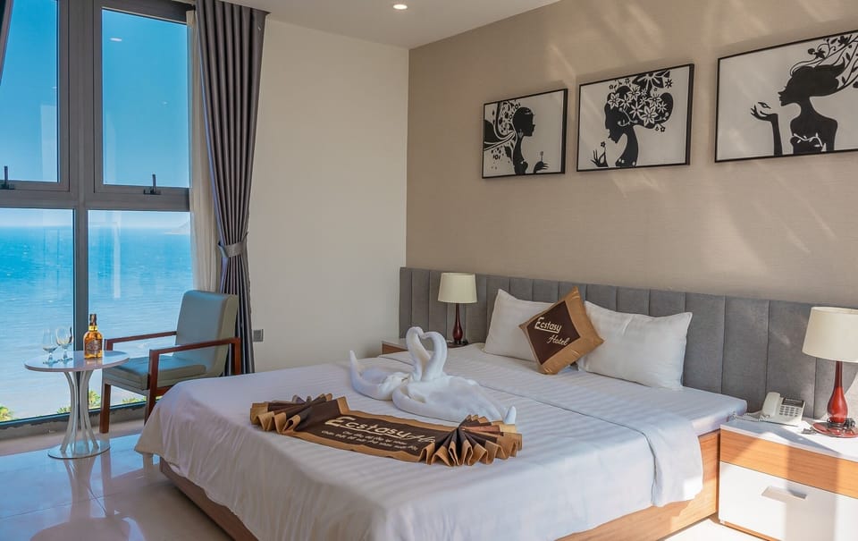 Deluxe Double Room, Ocean View | Minibar, in-room safe, desk, soundproofing