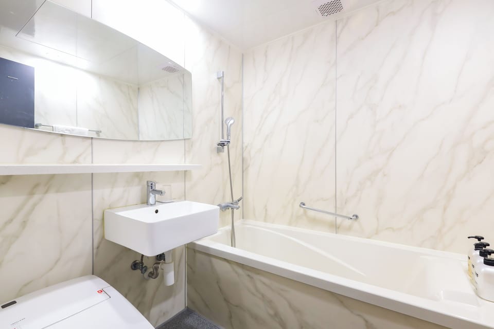 Deluxe Double - Breakfast for 1 (not available on Sundays), Free access to Netflix, laundry, fitness | Bathroom | Free toiletries, hair dryer, bathrobes, slippers