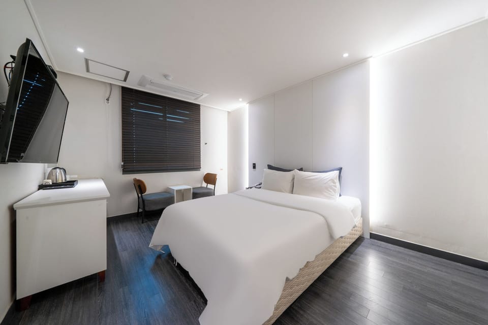 Deluxe Double - Breakfast for 1 (not available on Sundays), Free access to Netflix, laundry, fitness | Free minibar, blackout drapes, soundproofing, free WiFi