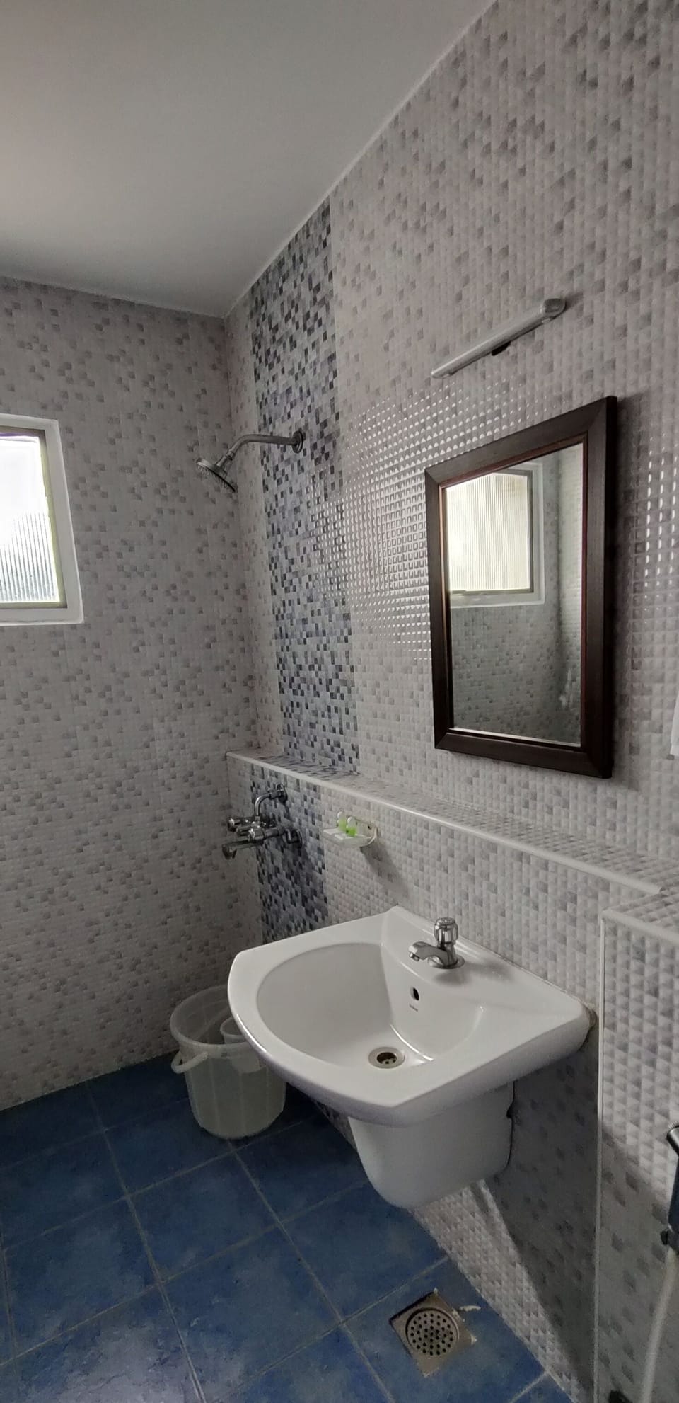 Deluxe Double Room, Non Smoking, Garden View | Bathroom | Shower, free toiletries, towels