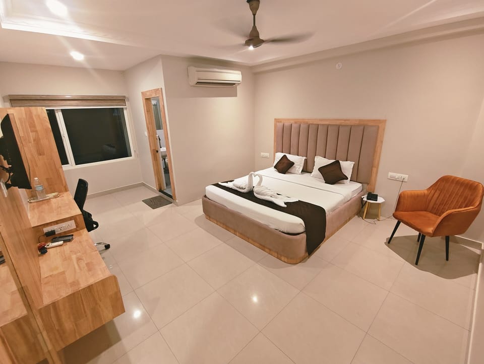 Luxury Double Room | Egyptian cotton sheets, premium bedding, laptop workspace