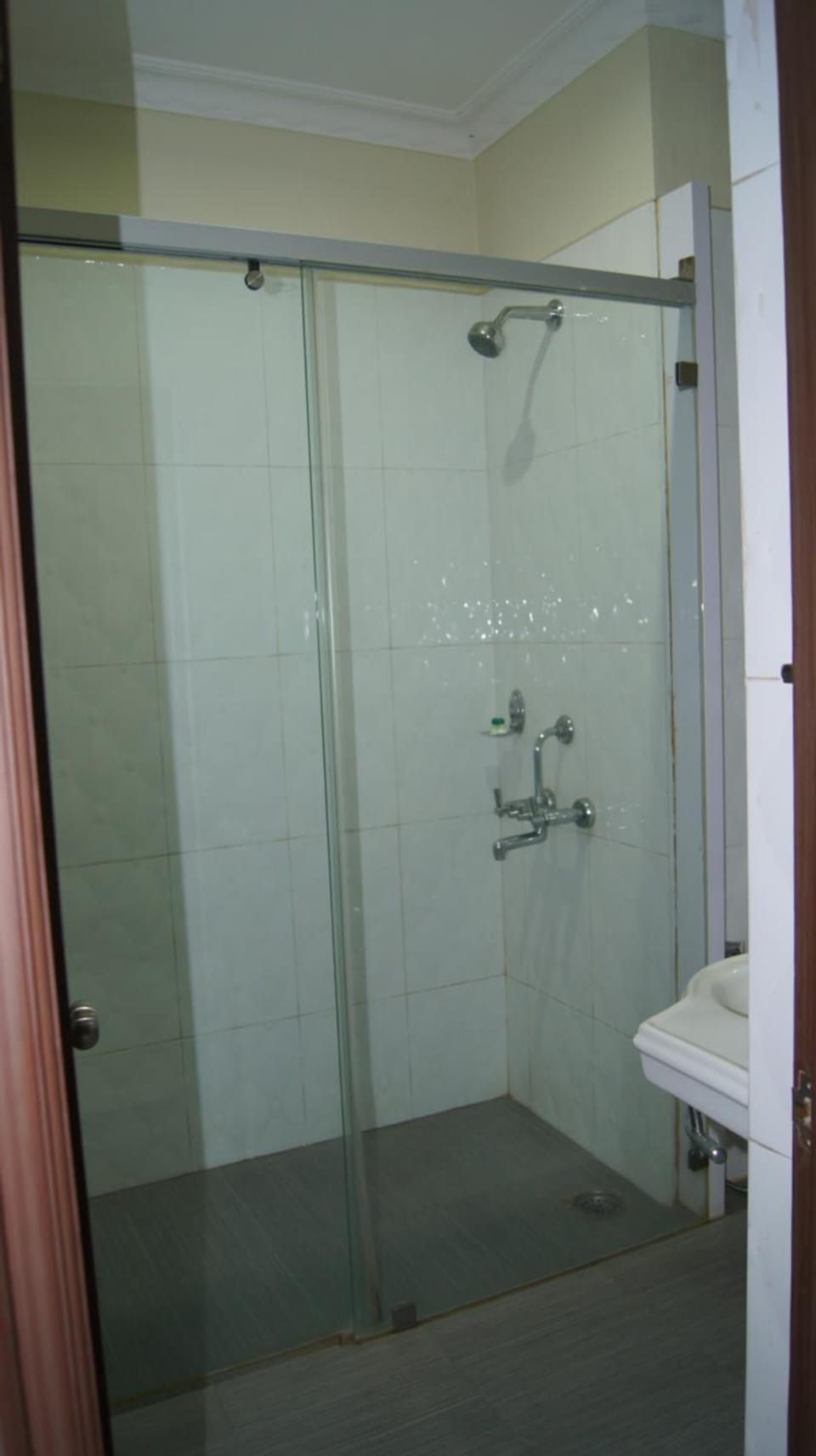 Shower, free toiletries, bathrobes, towels