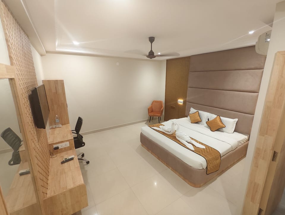 Junior Suite | Egyptian cotton sheets, premium bedding, laptop workspace