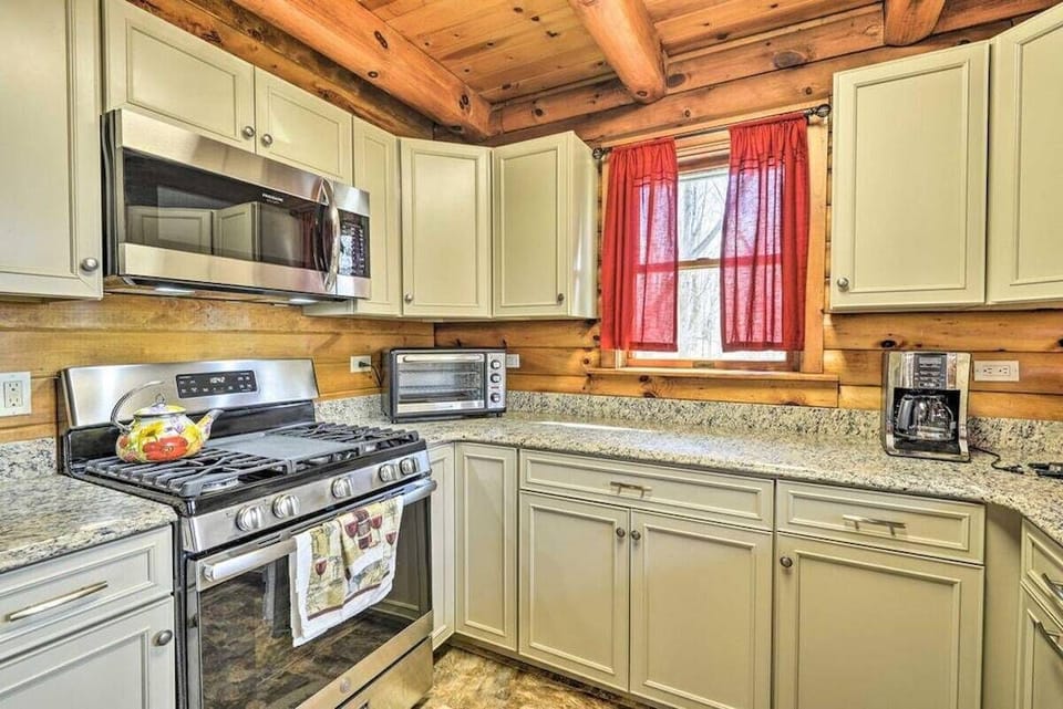 The stainless steel appliances and fully-stocked cooking amenities complete the space!