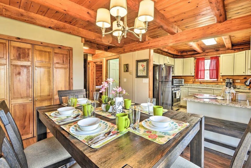 Enjoy a quality meal together thanks to this dining table.