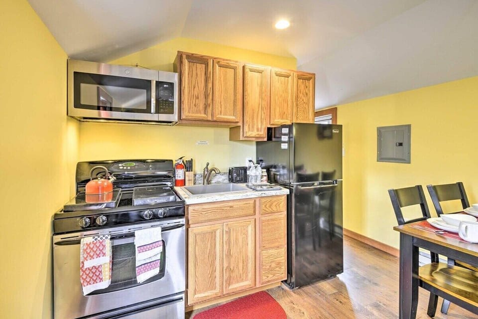 Hungry? Whip up a hearty meal in the studio's well-equipped kitchen.