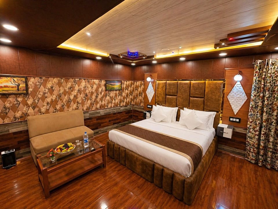 Deluxe Double Room | Premium bedding, down comforters, pillowtop beds, in-room safe