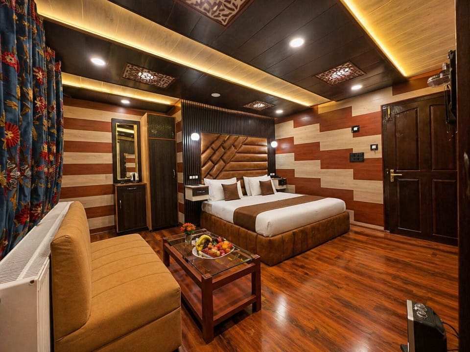 Deluxe Double Room | Premium bedding, down comforters, pillowtop beds, in-room safe
