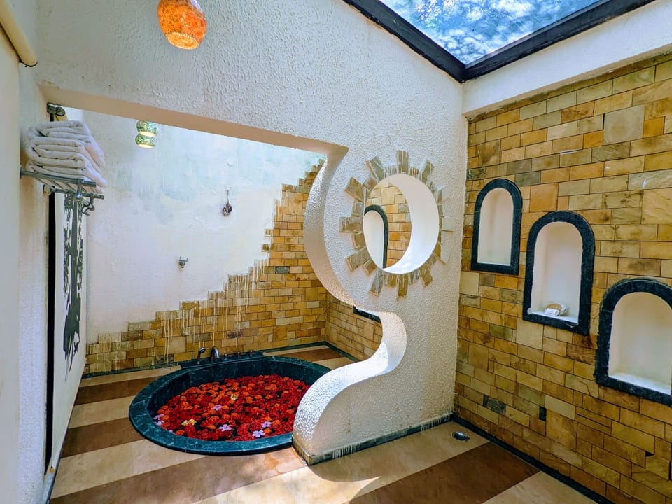 Luxury Cottage, 1 King Bed, Non Smoking, Garden View | Bathroom | Shower, towels