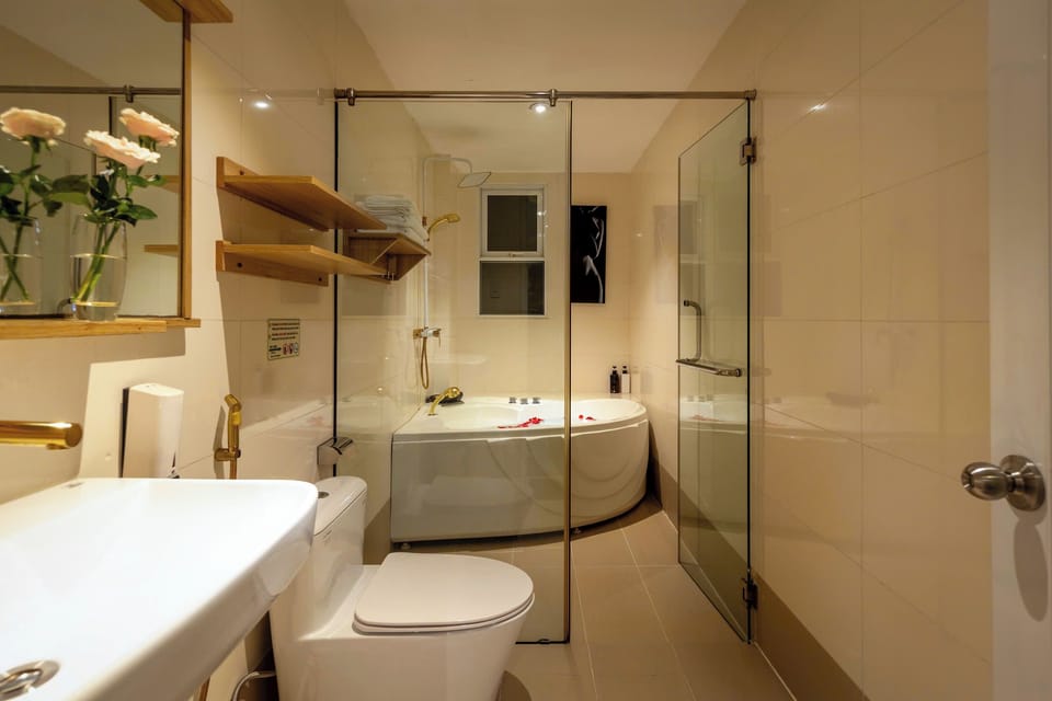 Super VIP Room | Bathroom | Free toiletries, hair dryer, slippers