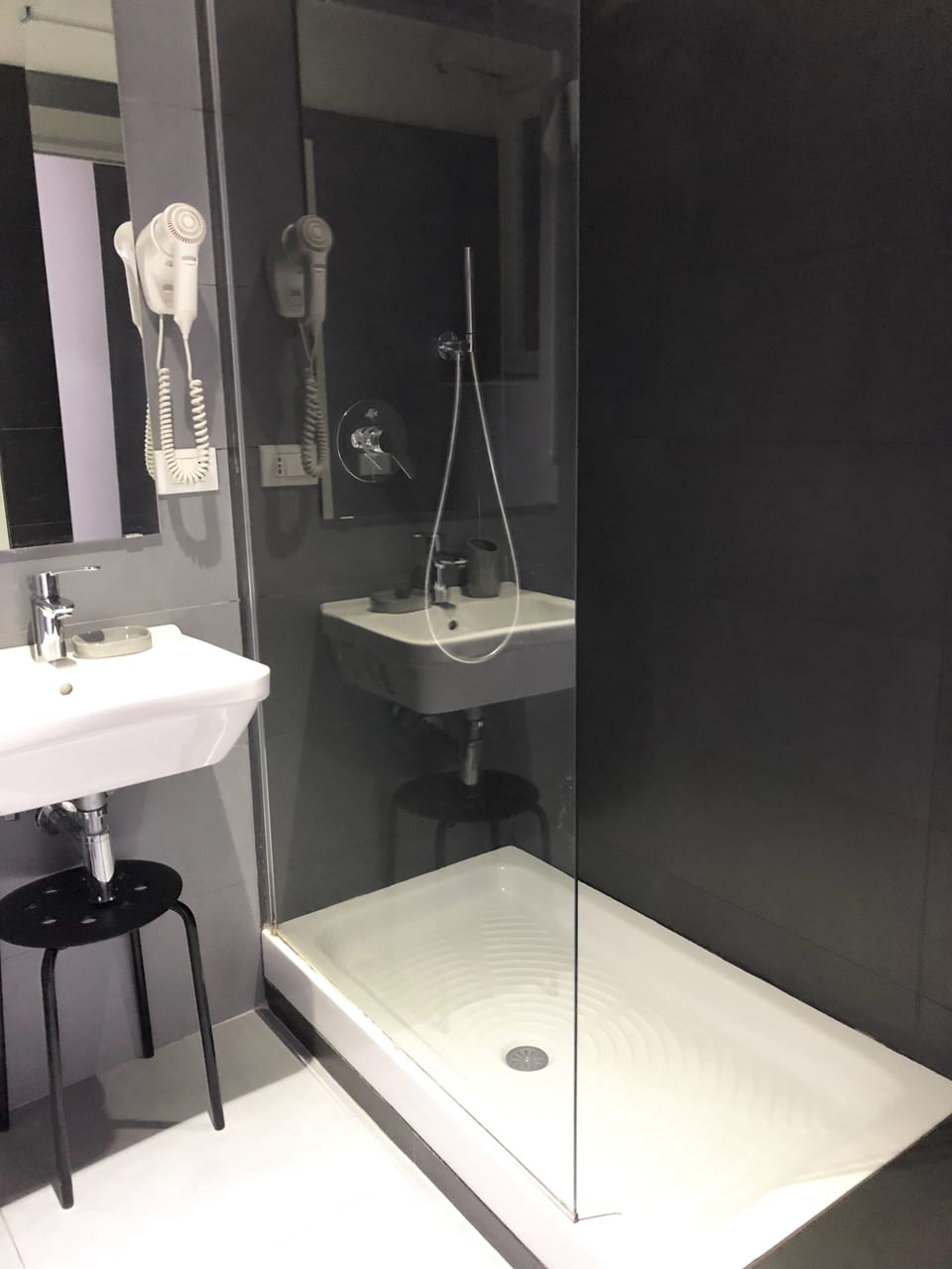 Deluxe Room | Bathroom | Shower, free toiletries, hair dryer, bidet