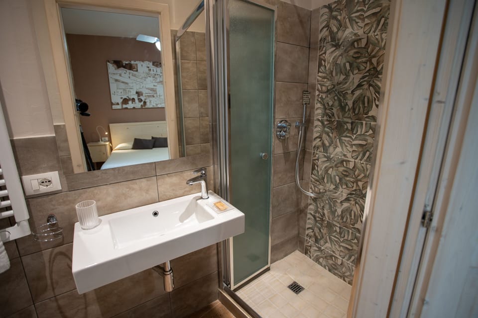 Standard Double Room, Non Smoking | Bathroom | Shower, rainfall showerhead, free toiletries, hair dryer
