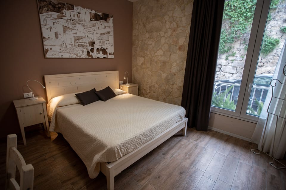 Standard Double Room, Non Smoking | Down comforters, memory foam beds, minibar, desk