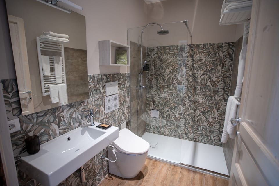 Comfort Double Room, Non Smoking, Valley View | Bathroom | Shower, rainfall showerhead, free toiletries, hair dryer