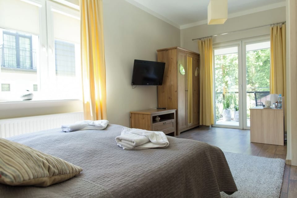 Double Room, Balcony (6) | Iron/ironing board, free WiFi, bed sheets