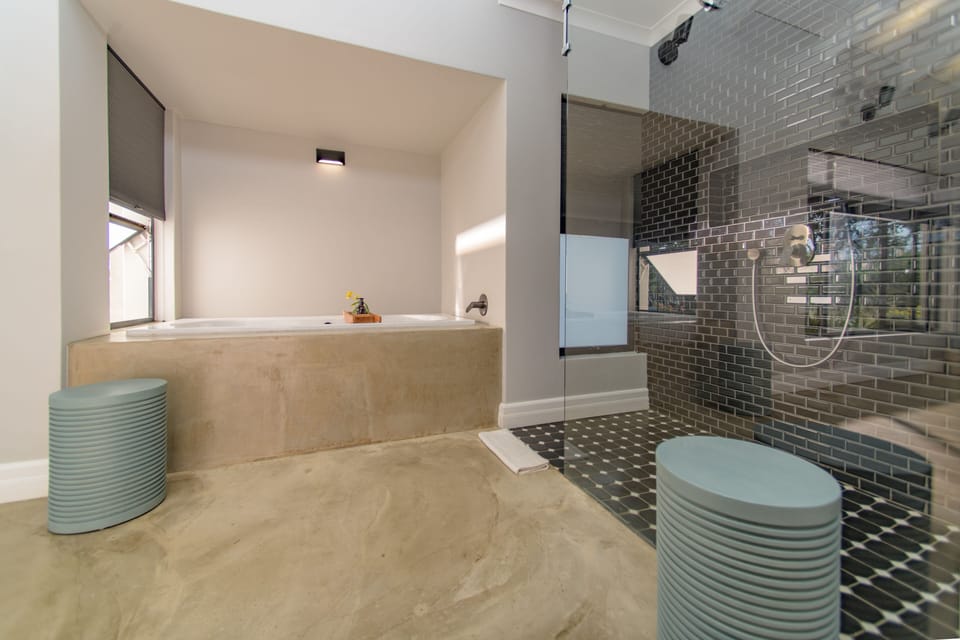 Romantic Room | Bathroom | Free toiletries, hair dryer, heated floors, towels