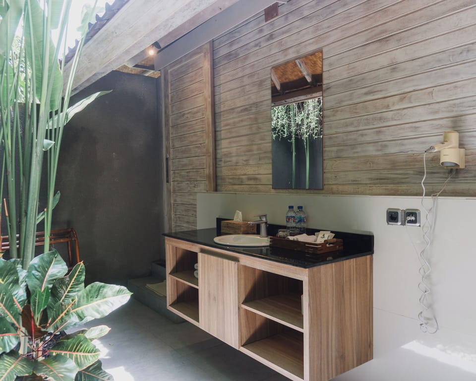 Ocean View Room | Bathroom | Shower, rainfall showerhead, free toiletries, hair dryer