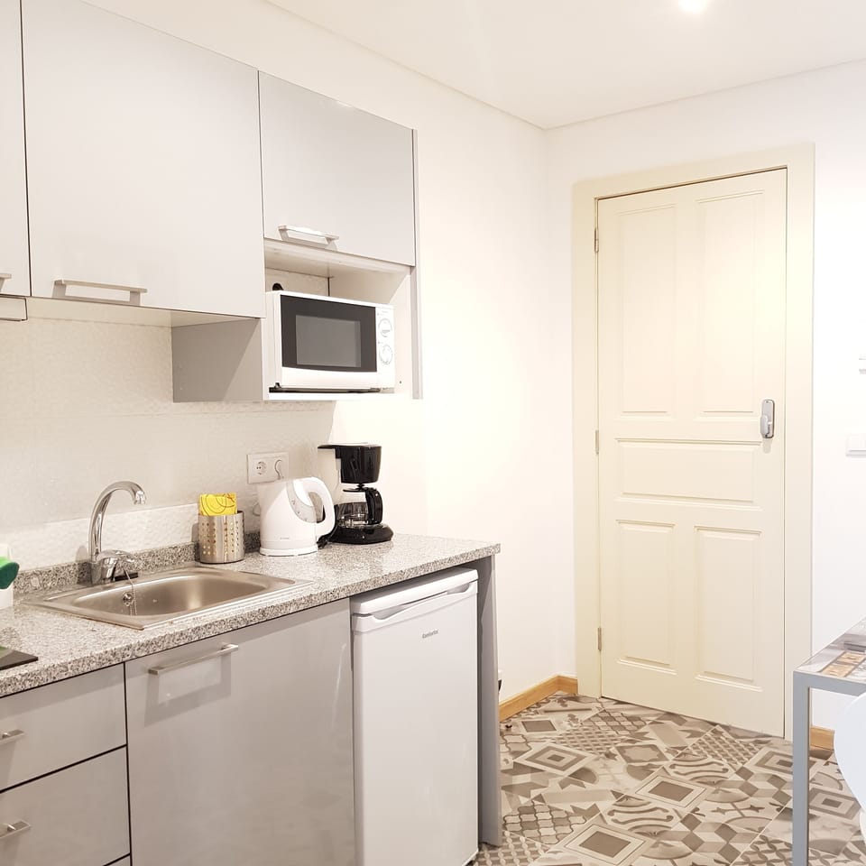 Apartment, 1 Bedroom, Terrace | Private kitchenette | Full-size fridge, microwave, stovetop, cookware/dishes/utensils