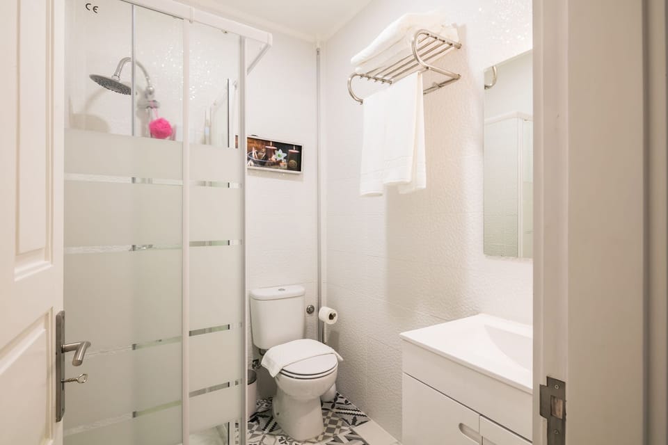 Studio | Bathroom | Shower, towels, shampoo