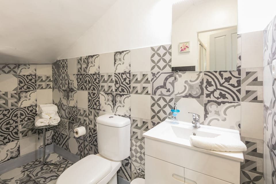 Studio | Bathroom | Shower, hair dryer, towels, shampoo
