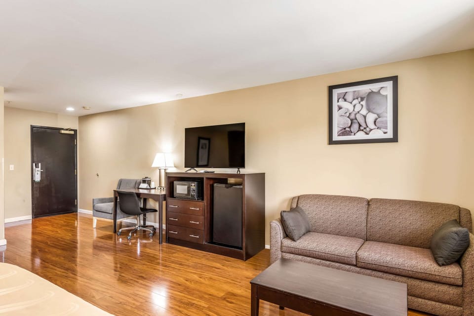 In-room safe, desk, blackout drapes, iron/ironing board