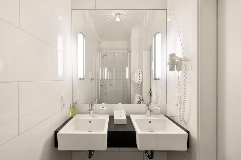 Junior Suite new CLASSIC | Bathroom | Shower, free toiletries, hair dryer, towels