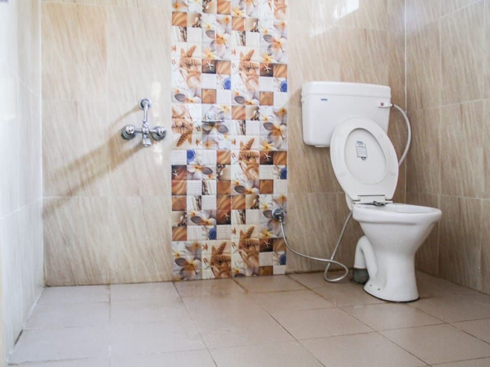 Deluxe Double Room, 1 Twin Bed, Non Smoking, Mountain View | Bathroom | Shower, free toiletries, towels