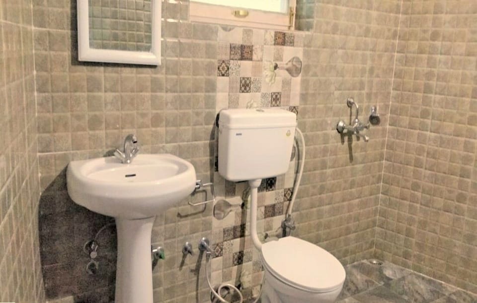 Shower, free toiletries, towels