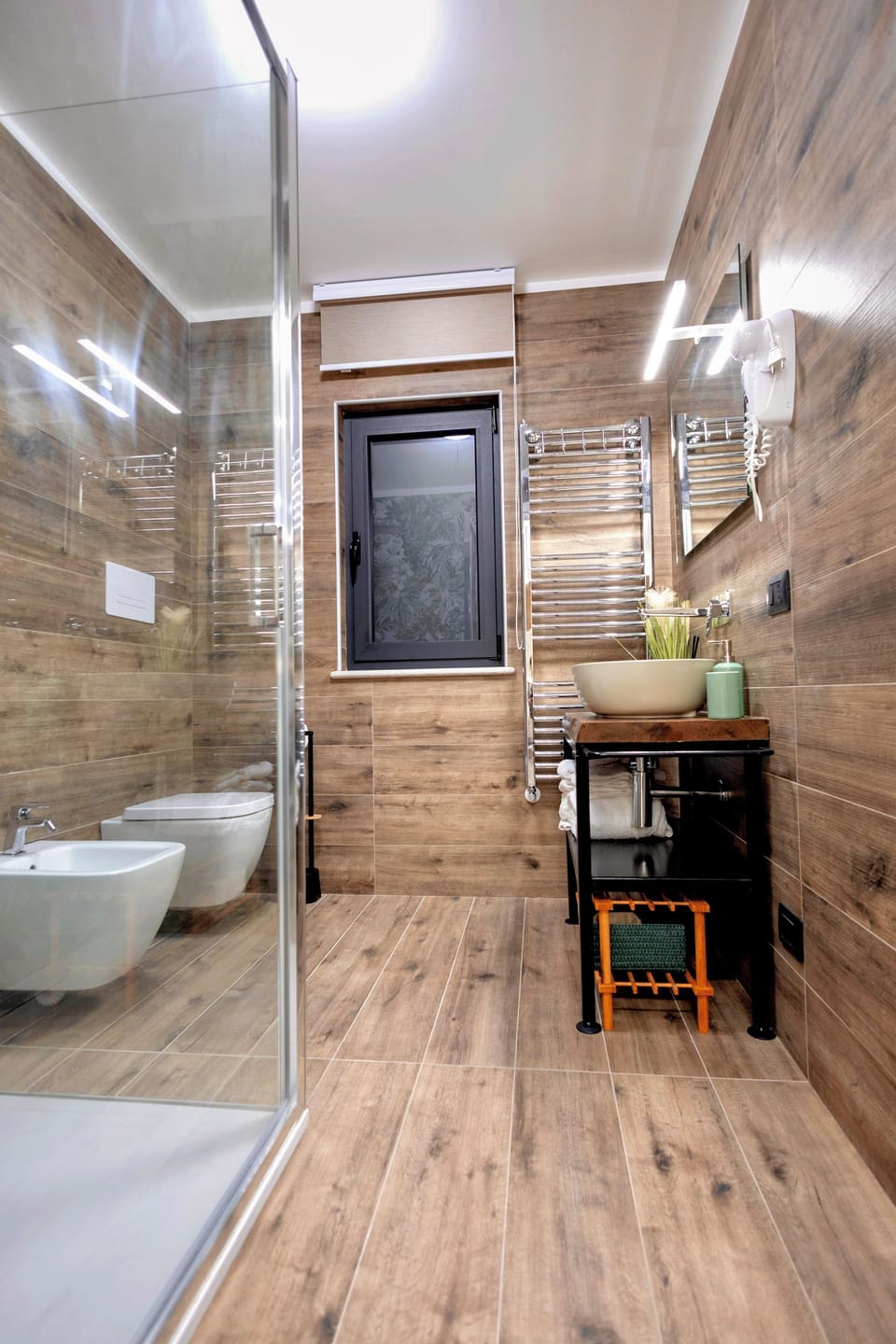 Suite | Bathroom | Shower, rainfall showerhead, free toiletries, hair dryer