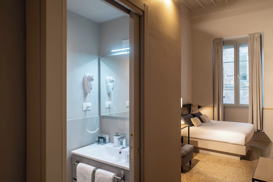 Double Room | Minibar, desk, blackout drapes, free WiFi