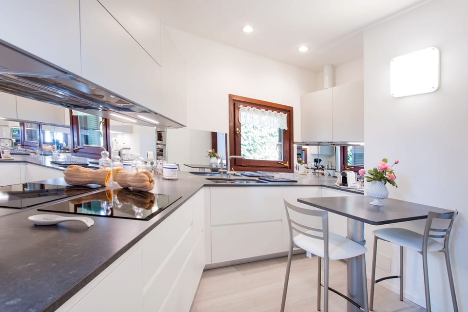 Rustle up an Italian feast in the modern kitchen here at "Darsena Ossuccio" 